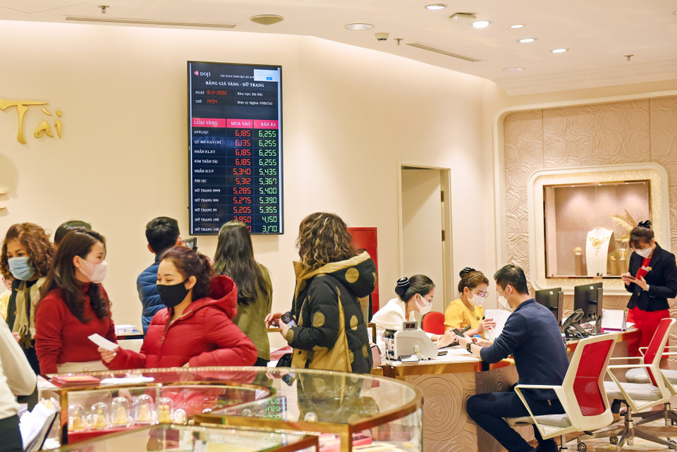 Rất đông khách hàng đã tới để mua vàng lấy may trước ngày Vía Thần tài 2022. (Ảnh: Minh Sơn/Vietnam+)
