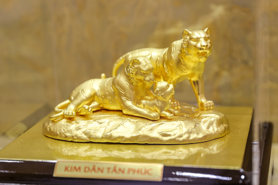 Sản phẩm Kim Dần Tân Phúc được chế tác bằng công nghệ 3D phủ vàng 9999, trọng lượng từ 1 đến 5 chỉ. (Ảnh: Minh Sơn/Vietnam+)