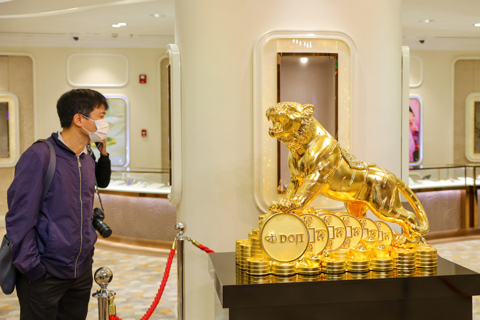 Nhiều khách hàng tỏ ra tò mò và hào hứng khi chiêm ngưỡng sản phẩm độc nhất vô nhị trong ngày Vía Thần tài. (Ảnh: Minh Sơn/Vietnam+)