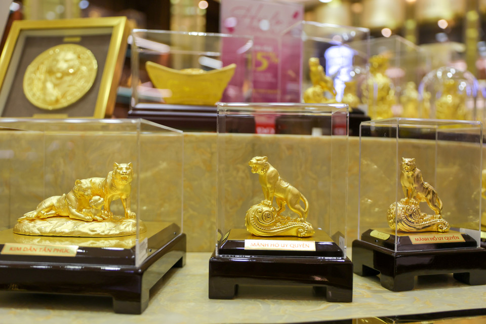 Các sản phẩm hổ được chế tác từ vàng cũng thu hút khách hàng trong dịp Vía Thần Tài này. (Ảnh: Minh Sơn/Vietnam+)
