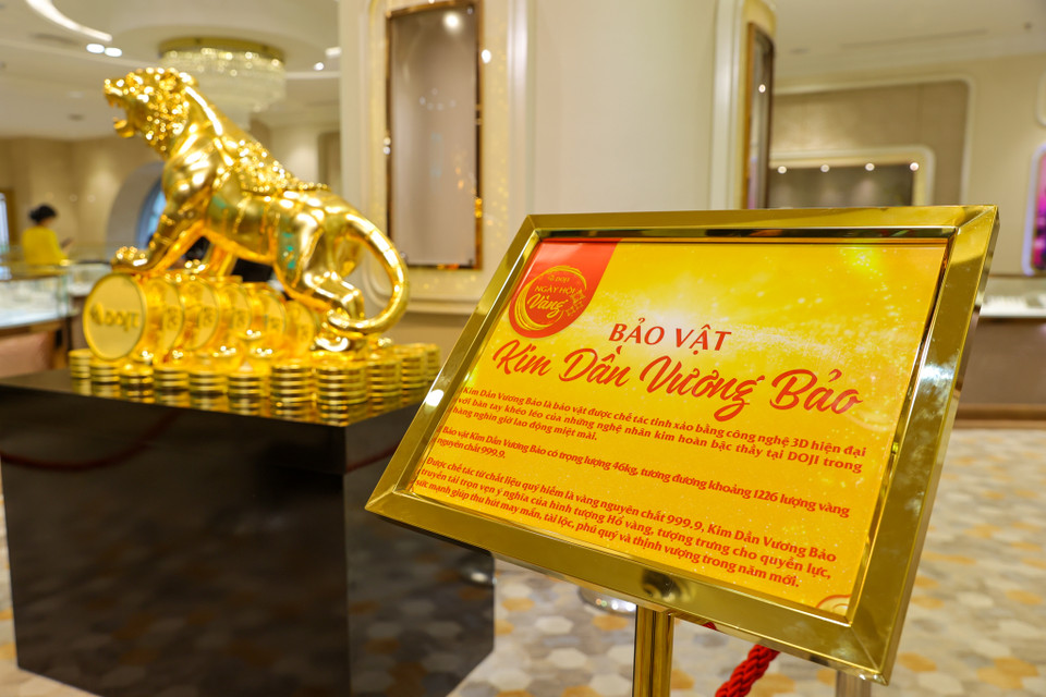 Sản phẩm mang tên Kim Dần Vương Bảo được chế tác bằng công nghệ 3D hiện đại, với bàn tay của những nghệ nhân kim hoàn bậc thầy thuộc Tập đoàn Vàng bạc Đá quý DOJI. (Ảnh: Minh Sơn/Vietnam+)