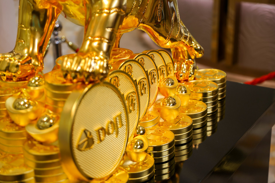 Đại diện Tập đoàn DOJI cho biết sản phẩm là lời chúc cho khởi đầu hân hoan, cát vượng cùng sức khỏe dồi dào, ý chí thăng hoa. (Ảnh: Minh Sơn/Vietnam+)