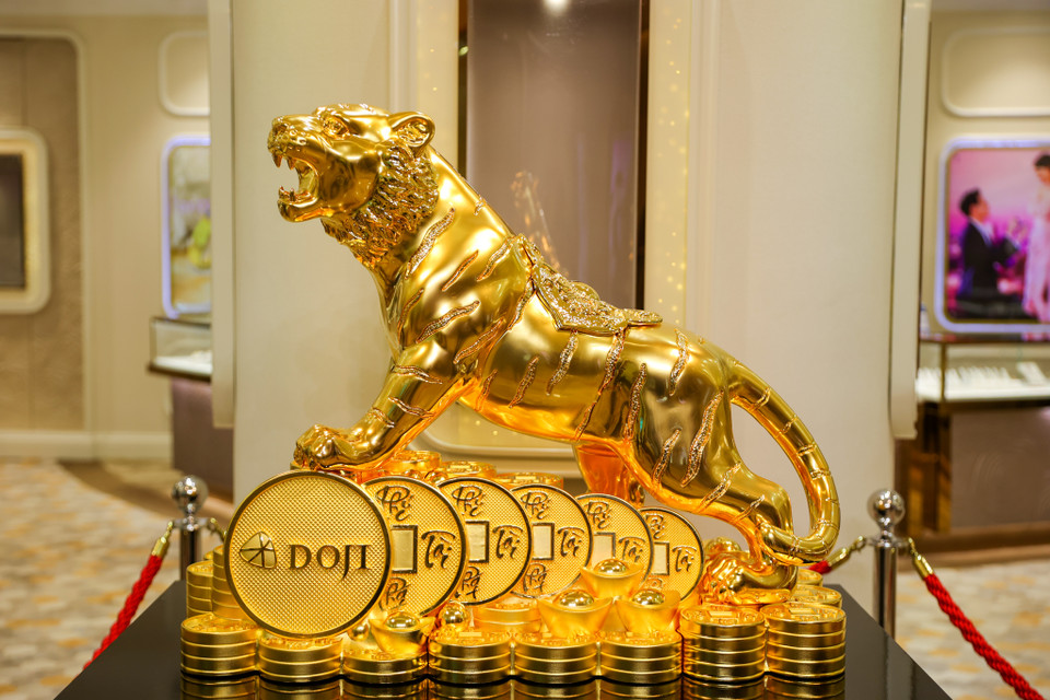 Theo đại diện DOJI, sản phẩm này được chế tác từ chất liệu quý hiếm là vàng nguyên chất 9999 với trọng lượng 46kg, tương đương khoảng 1.226 lượng vàng. (Ảnh: Minh Sơn/Vietnam+)