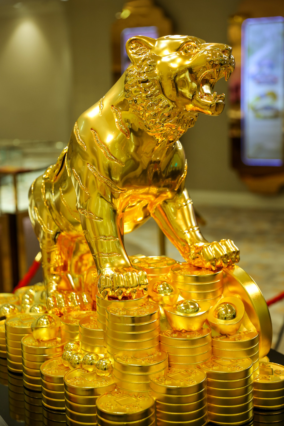 Sản phẩm được trình làng trong ngày Vía Thần Tài với ý nghĩa của hình tượng Hổ vàng, tượng trưng cho quyền lực, sức mạnh giúp thu hút may mắn, tài lộc, phú quý và thịnh vượng trong năm mới. (Ảnh: Minh Sơn/Vietnam+)