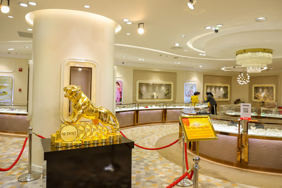 Sát ngày Vía Thần Tài 2022, Tập đoàn DOJI đã tung ra một sản phẩm Hổ vàng nguyên khối nặng tới 46kg thu hút nhiều khách hàng. (Ảnh: Minh Sơn/Vietnam+) 