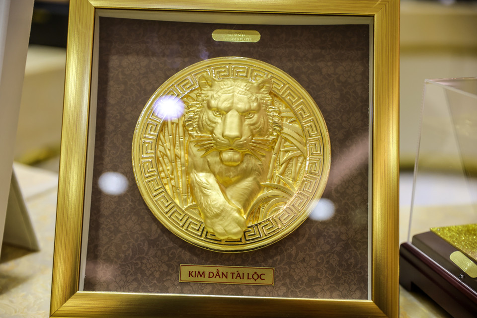 Ngoài nhu cầu mua vàng lấy may, thương hiệu này cũng đưa ra thị trường các sản phẩm để khách hàng làm quà tặng như Kim Dần Tài Lộc. (Ảnh: Minh Sơn/Vietnam+)