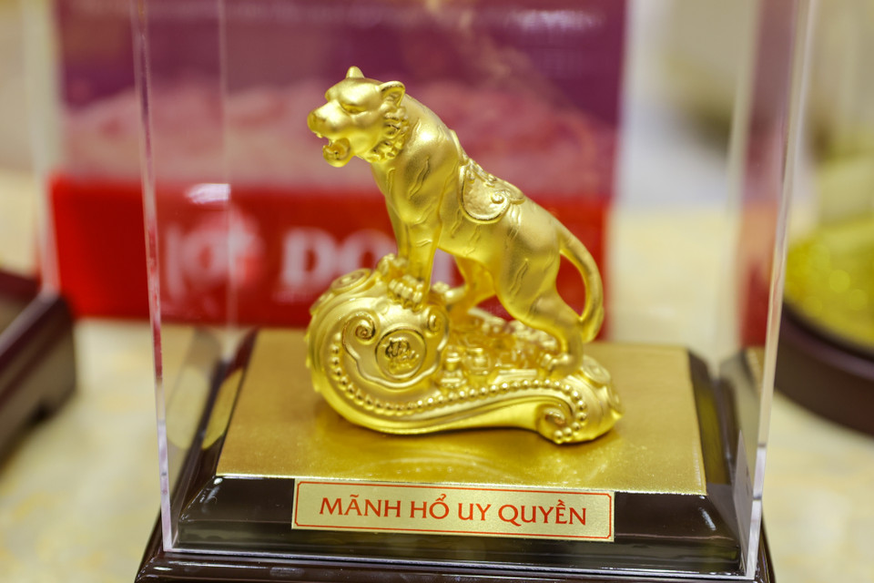 Giá tiền sản phẩm phụ thuộc vào giá vàng thời điểm hiện tại cộng thêm tiền công chế tác. (Ảnh: Minh Sơn/Vietnam+)