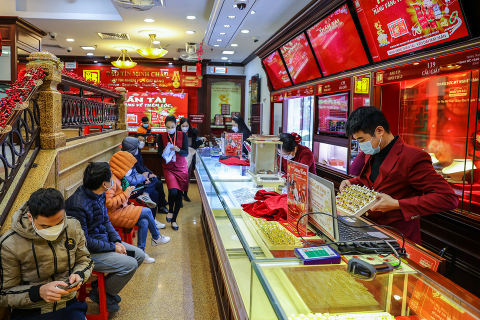 Do ảnh hưởng của dịch COVID-19, lượng khách tới xếp hàng mua vàng vào sáng sớm không đông như các năm trước. (Ảnh: Minh Sơn/Vietnam+)