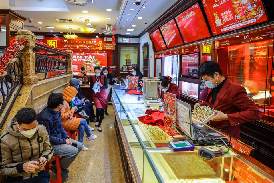 Do ảnh hưởng của dịch COVID-19, lượng khách tới xếp hàng mua vàng vào sáng sớm không đông như các năm trước. (Ảnh: Minh Sơn/Vietnam+)