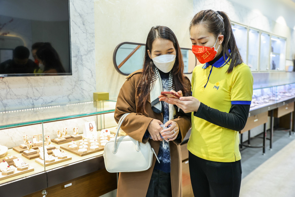 Rất nhiều khách hàng lựa chọn đến mua và thanh toán từ trước, đến sáng mùng 10 chỉ ra lấy vía. (Ảnh: Minh Sơn/Vietnam+)