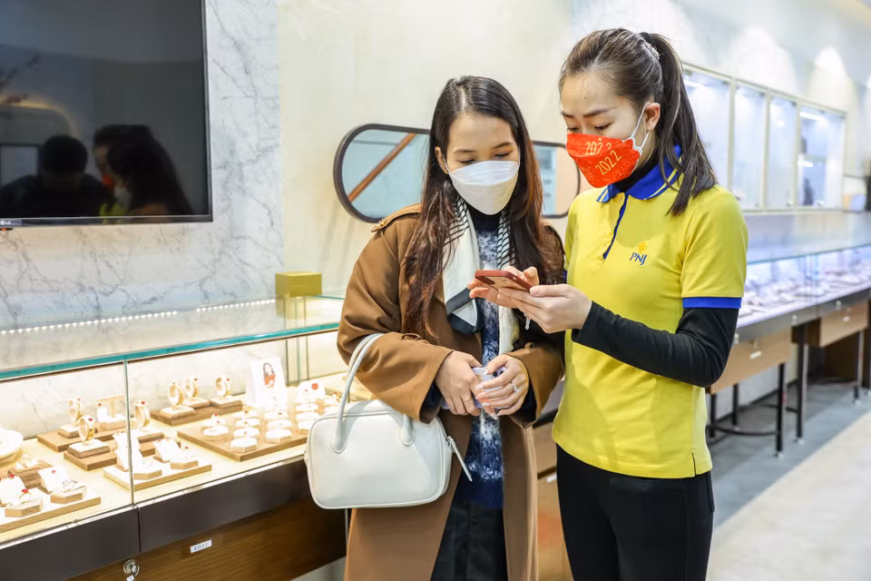 Rất nhiều khách hàng lựa chọn đến mua và thanh toán từ trước, đến sáng mùng 10 chỉ ra lấy vía. (Ảnh: Minh Sơn/Vietnam+)