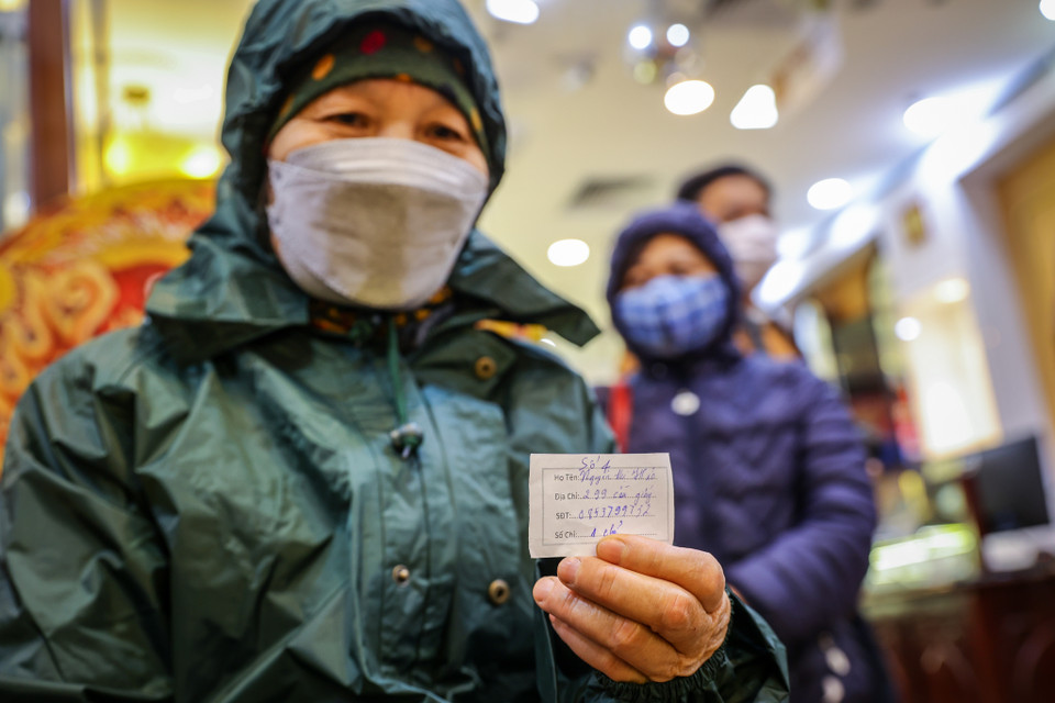 Cô Hảo cho hay, đây là lần đầu tiên cô mua vàng để lấy may trong dịp đầu năm. (Ảnh: Minh Sơn/Vietnam+)