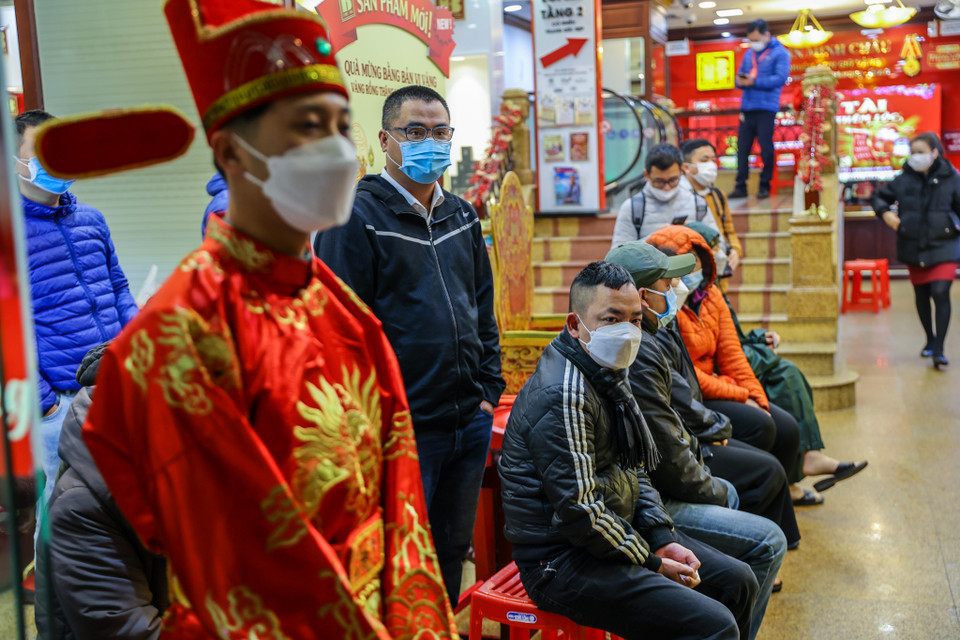 Thời điểm 5 giờ 30 sáng tại cửa hàng vàng Bảo Tín Minh Châu trên đường Cầu Giấy (Hà Nội) chỉ có khoảng 10 người dân xếp hàng. (Ảnh: Minh Sơn/Vietnam+)