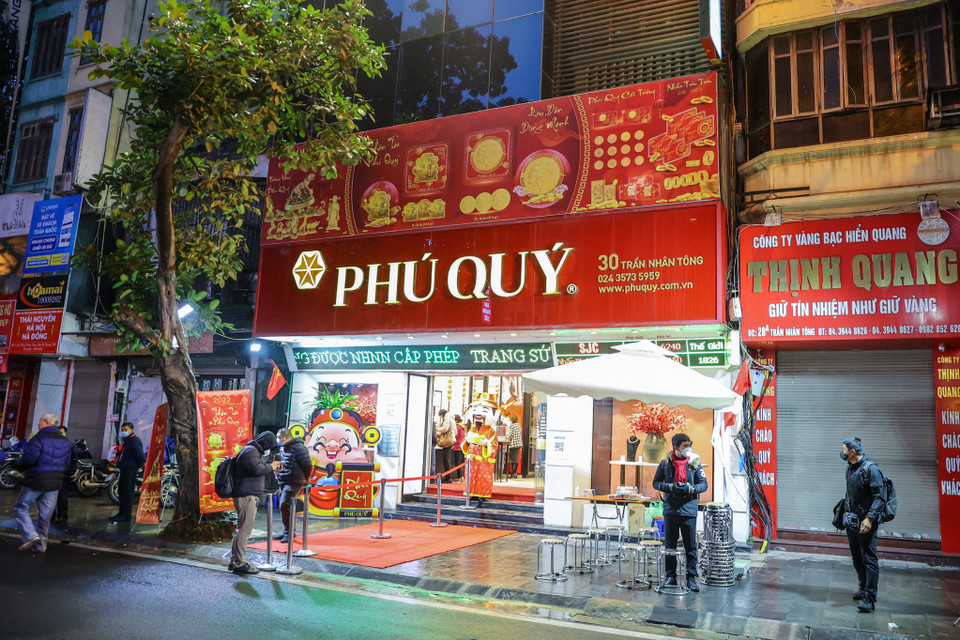 Cửa hàng vàng Phú Quý năm nay số lượng khách giao dịch không đông như mọi năm. (Ảnh: Minh Sơn/Vietnam+)