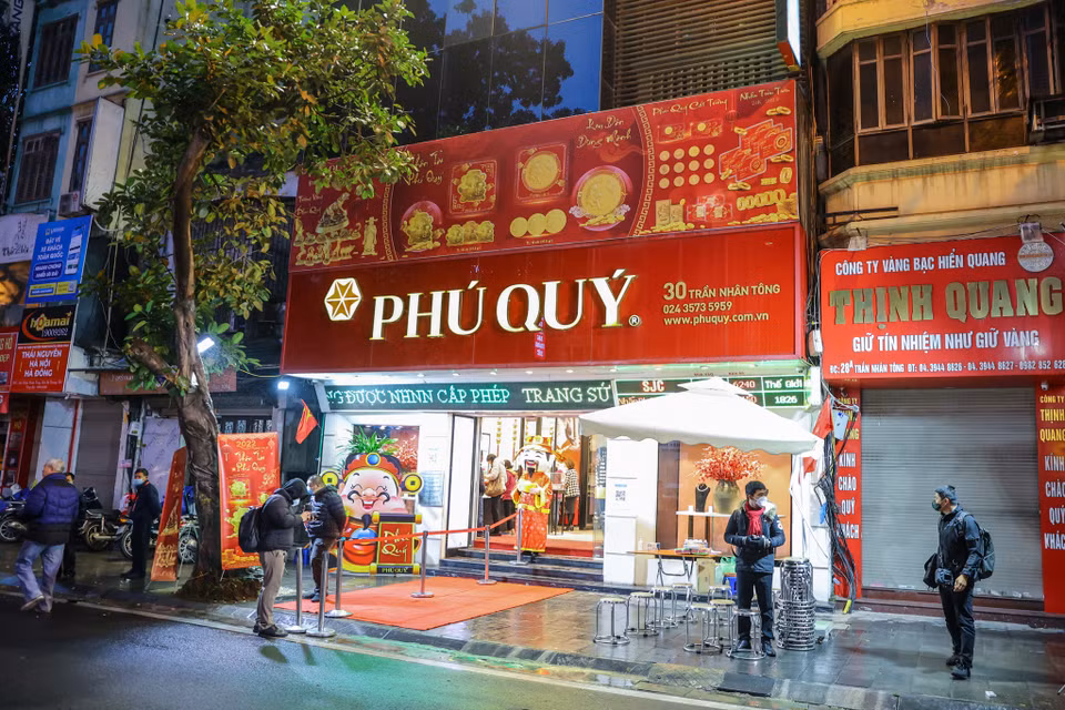 Cửa hàng vàng Phú Quý năm nay số lượng khách giao dịch không đông như mọi năm. (Ảnh: Minh Sơn/Vietnam+)