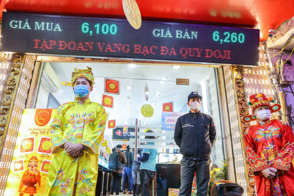 Đại diện DOJI cũng cho biết, chỉ tính riêng các sản phẩm phục vụ ngày vía Thần Tài, đơn vị này tung ra 380 ngàn sản phẩm các loại, tăng 15% so với cùng kỳ năm ngoái. (Ảnh: Minh Sơn/Vietnam+)