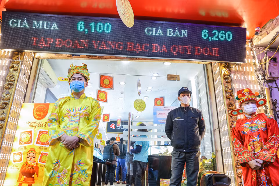 Đại diện DOJI cũng cho biết, chỉ tính riêng các sản phẩm phục vụ ngày vía Thần Tài, đơn vị này tung ra 380 ngàn sản phẩm các loại, tăng 15% so với cùng kỳ năm ngoái. (Ảnh: Minh Sơn/Vietnam+)