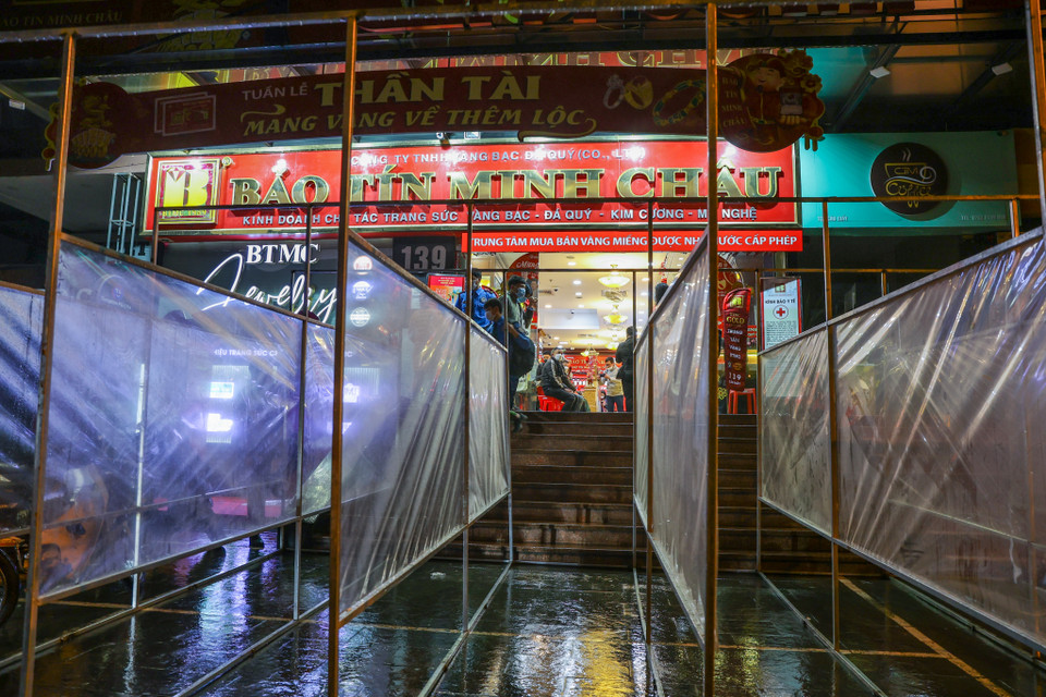 So với mọi năm, lượng khách xếp hàng mua vàng ngày vía Thần Tài (10/2 Tức mùng 10/1 Âm lịch) không đông. (Ảnh: Minh Sơn/Vietnam+)