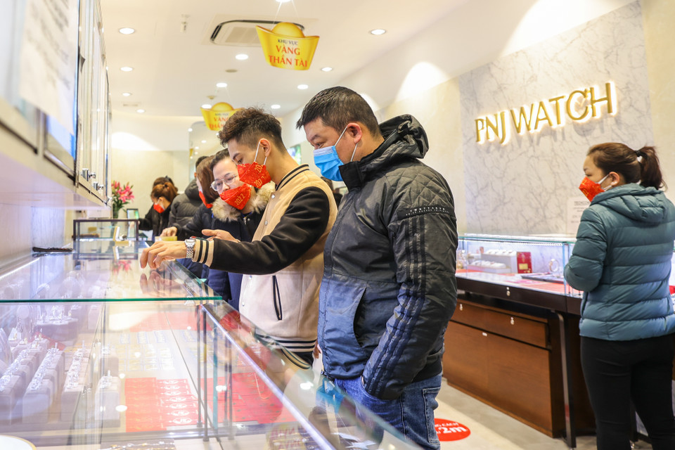 Đại diện PNJ cho biết, năm nay ghi nhận số lượng khách hàng tăng dần đều về những ngày sát vía thần tài. (Ảnh: Minh Sơn/Vietnam+)