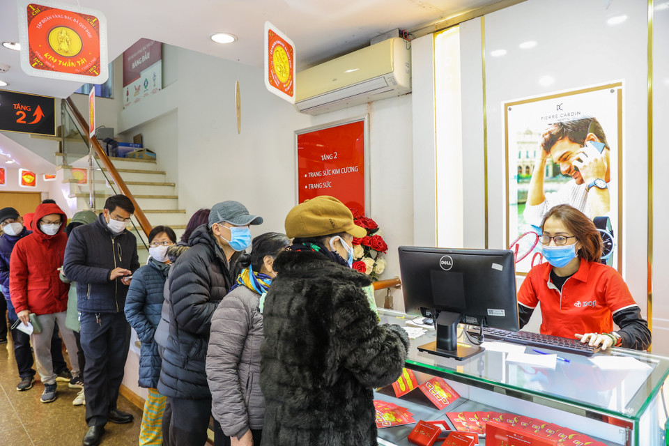 Khác với mọi năm, giá vàng DOJI ở thời điểm mở cửa không có nhiều biến động, neo ở mức 6,26 triệu đồng/chỉ. (Ảnh: Minh Sơn/Vietnam+)