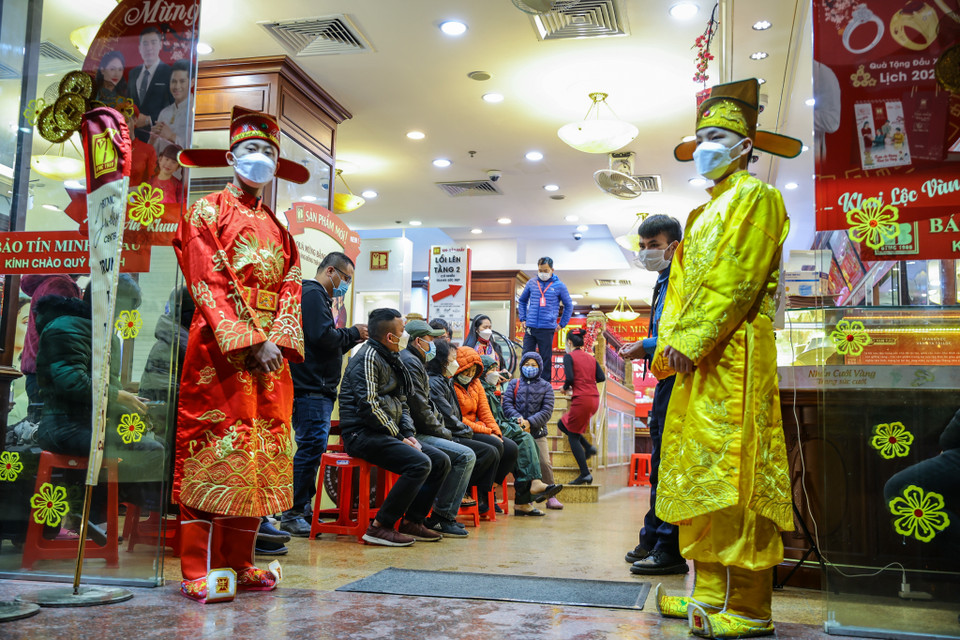 Hầu hết các cửa hàng vàng đều mở cửa từ 5 giờ để đón khách thay vì 8 giờ sáng như thường lệ. (Ảnh: Minh Sơn/Vietnam+)