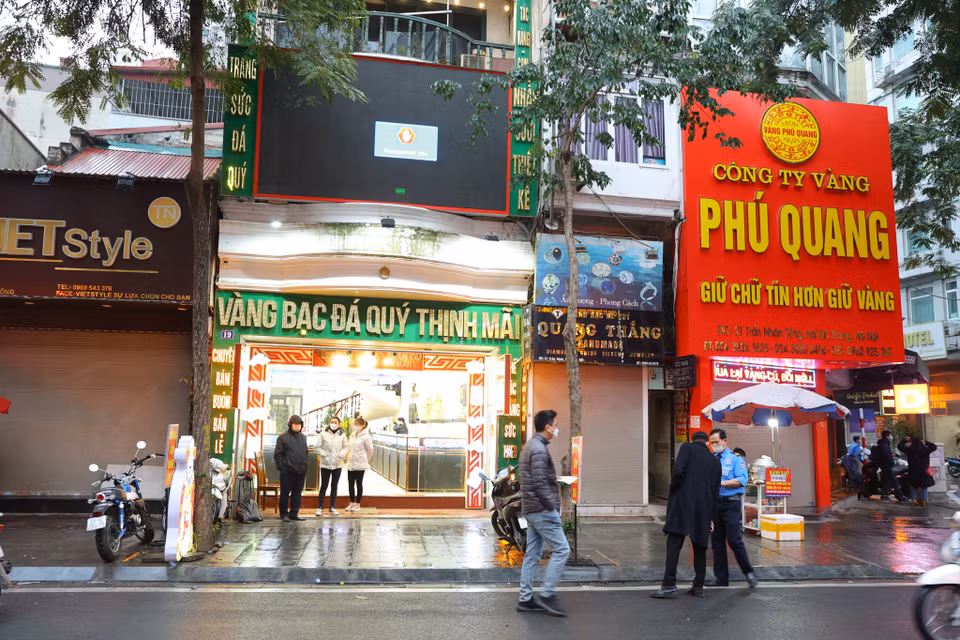 Ngày Vía Thần Tài nhiều cửa hàng vàng ghi nhận tình trạng vắng vẻ khác hẳn mọi năm. (Ảnh: Minh Sơn/Vietnam+)