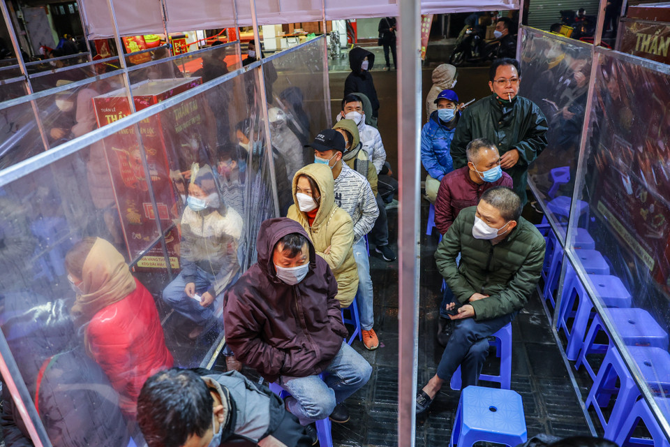 Các đơn vị kinh doanh vàng tăng cường các biện phép chống dịch, nhằm đảm bảo an toàn cho khách hàng mua vàng trực tiếp tại các cửa hàng. (Ảnh: Minh Sơn/Vietnam+)