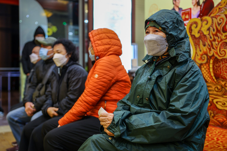 Cô Nguyễn Thị Hảo (Cầu Giấy) cho biết mình phải dậy từ 4 giờ để đi xếp hàng đi mua vàng. (Ảnh: Minh Sơn/Vietnam+)