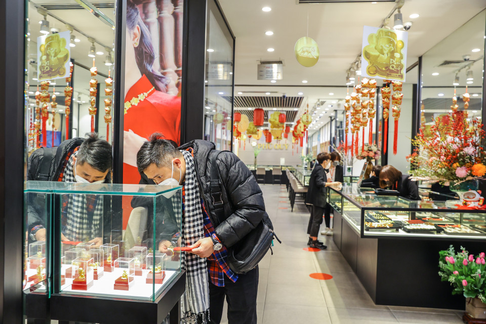 Thời điểm 7 giờ sáng chỉ có lác đác vài khách hàng đến giao dịch. (Ảnh: Minh Sơn/Vietnam+)