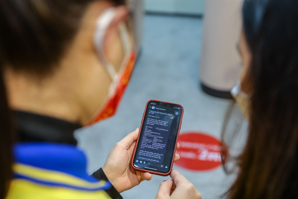 Việc bán vàng online cũng được PNJ đẩy mạnh. Đại diện PNJ cho biết cam kết không tăng giá trong ngày Vía Thần Tài. (Ảnh: Minh Sơn/Vietnam+)