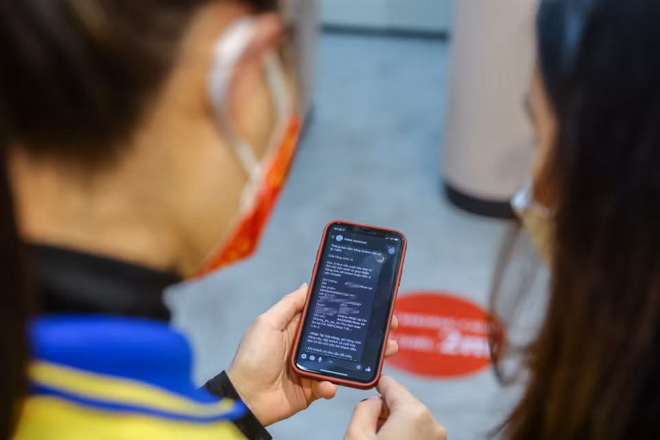 Việc bán vàng online cũng được PNJ đẩy mạnh. Đại diện PNJ cho biết cam kết không tăng giá trong ngày Vía Thần Tài. (Ảnh: Minh Sơn/Vietnam+)