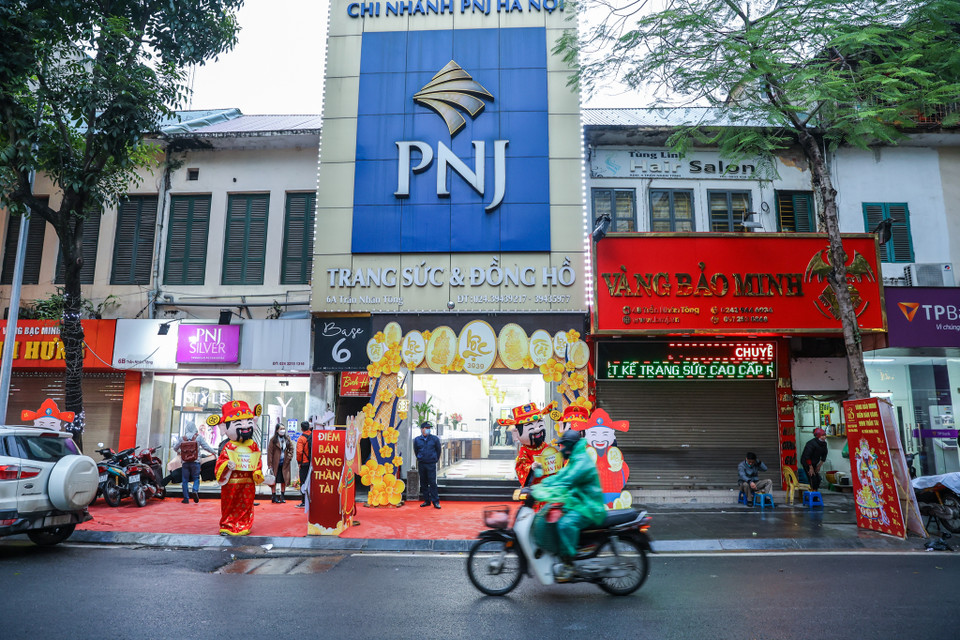 Tại cửa hàng PNJ trên phố Trần Nhân Tông thời điểm 6 giờ 30 sáng. (Ảnh: Minh Sơn/Vietnam+)