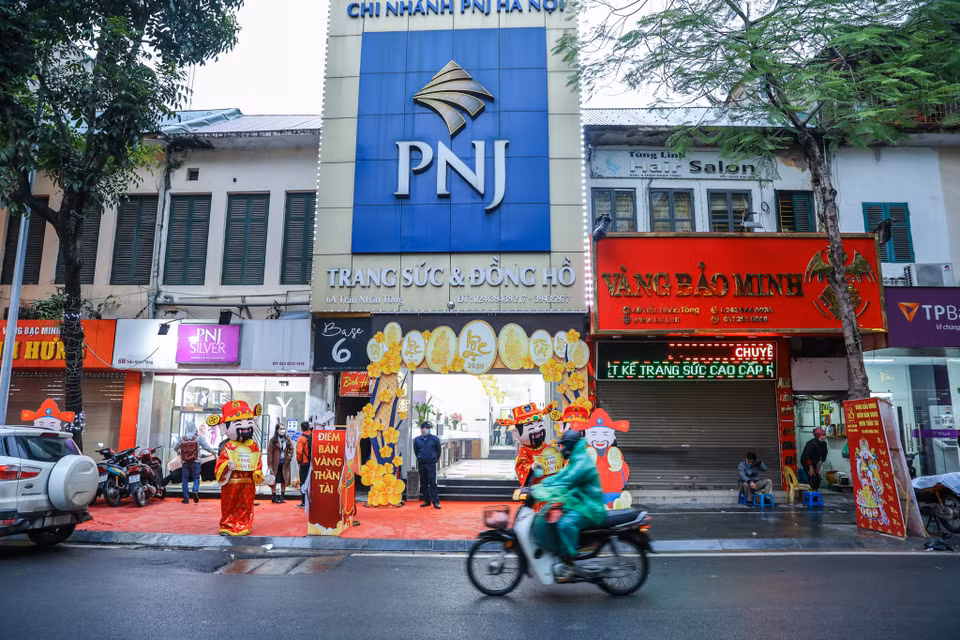 Tại cửa hàng PNJ trên phố Trần Nhân Tông thời điểm 6 giờ 30 sáng. (Ảnh: Minh Sơn/Vietnam+)