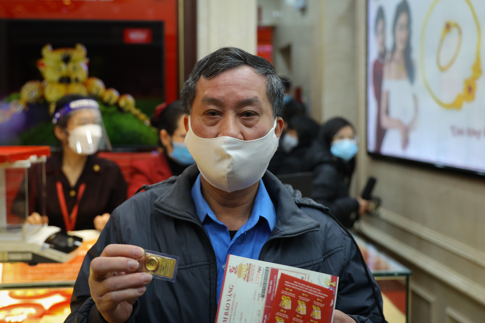 Ông Tô Hoà Bình (66 tuổi, Đống Đa, Hà Nội) là người đầu tiên có mặt tại cửa hàng của Bảo Tín Minh Châu tại phố Trần Nhân Tông. (Ảnh: Minh Sơn/Vietnam+)