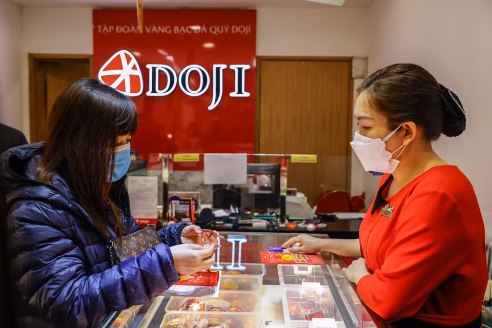 Số lượng khách giao dịch tại DOJI cũng tăng cao hơn so với ngày thường. (Ảnh: Minh Sơn/Vietnam+)