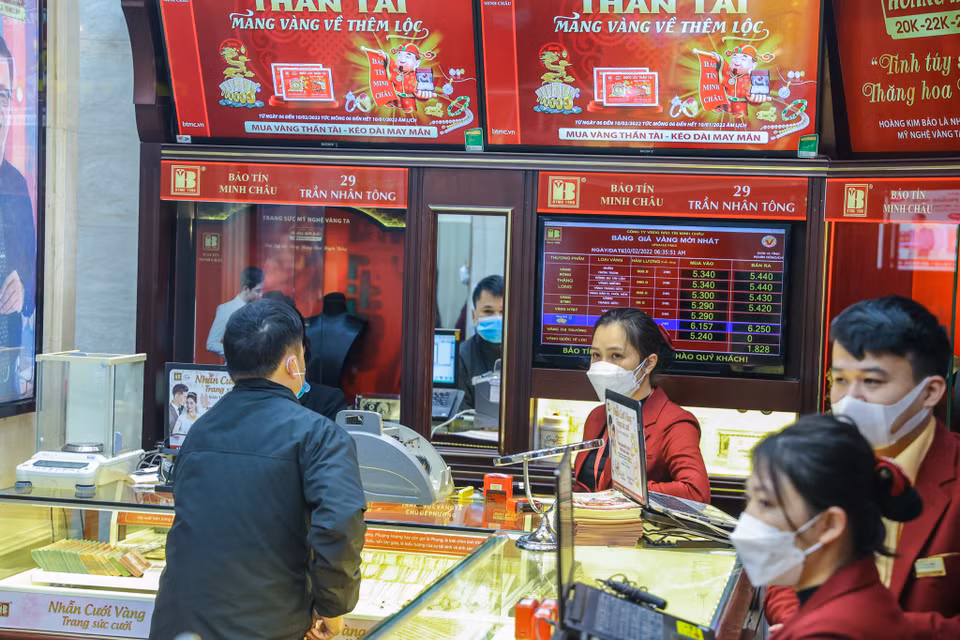 Ông Bình cho hay, hơn 10 năm nay ông đều đến từ sớm để mua vàng cầu may. Năm nào ông cũng chỉ mua 2 chỉ vàng với hy vọng sẽ gặp may mắn tài lộc. (Ảnh: Minh Sơn/Vietnam+)