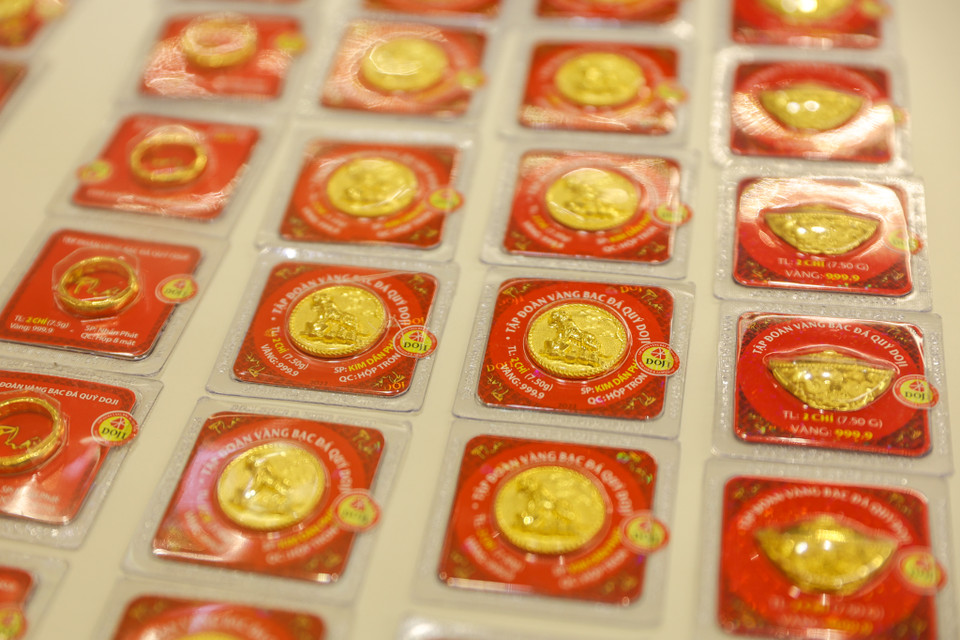 Nhiều khách hàng cho biết, họ đặt mua vàng trước 1-2 hôm sau đó đến ngày 10/2 mới trở lại để nhận sản phẩm. (Ảnh: Minh Sơn/Vietnam+)