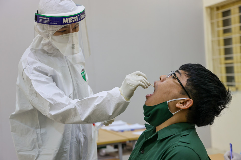 Trước đó, việc rà soát công dân trong độ tuổi nhập ngũ đã được Hội đồng Nghĩa vụ quân sự thành phố lên kế hoạch thực hiện xong trước ngày 30/10/2020; tổ chức sơ tuyển sức khỏe nghĩa vụ quân sự hoàn thành trước ngày 30/11/2020; khám sức khỏe nghĩa vụ quân sự từ 15/12 đến hết ngày 27/12/2020; hiệp đồng với các đơn vị nhận quân xong trước ngày 5/1/2021. (Ảnh: Minh Sơn/Vietnam+)