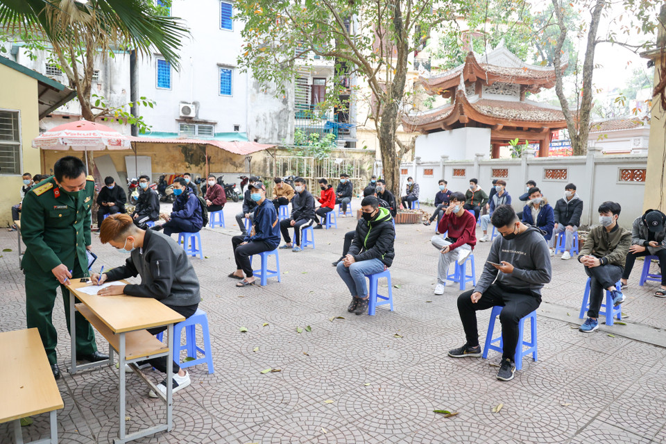 Ban chỉ huy quân sự quận Ba Đình đã phối hợp chặt chẽ với phòng y tế, trung tâm y tế và CDC Hà Nội để tổ chức lấy mẫu xét nghiệm. (Ảnh: Minh Sơn/Vietnam+)