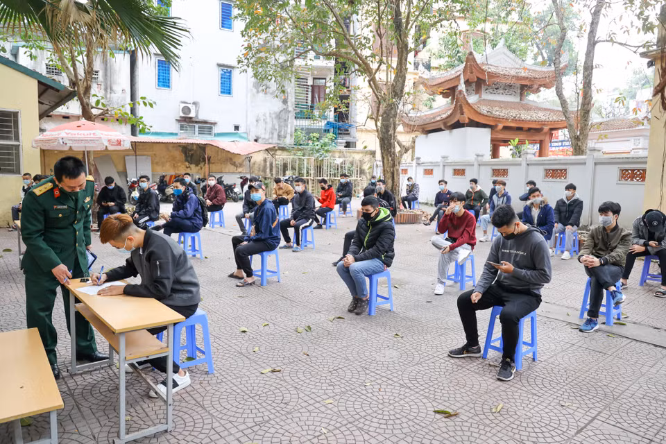 Ban chỉ huy quân sự quận Ba Đình đã phối hợp chặt chẽ với phòng y tế, trung tâm y tế và CDC Hà Nội để tổ chức lấy mẫu xét nghiệm. (Ảnh: Minh Sơn/Vietnam+)