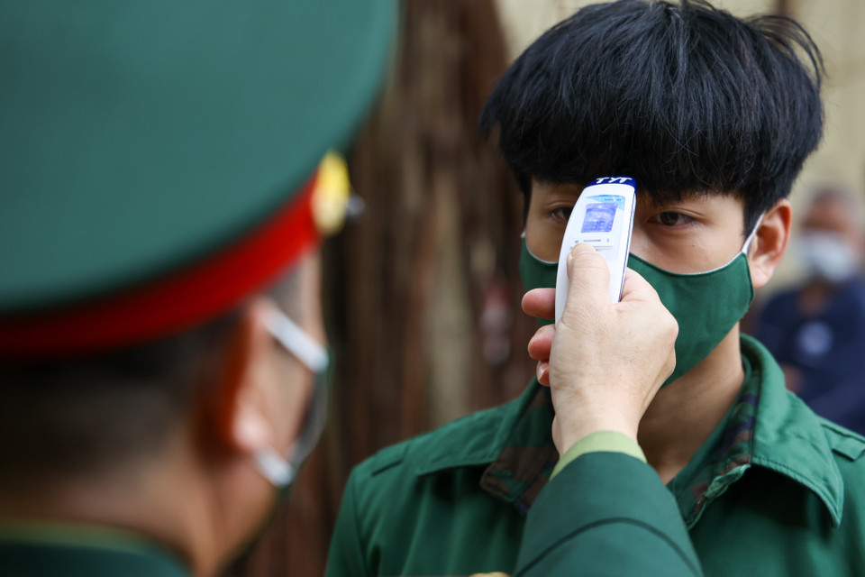 Thượng tá Nguyễn Duy An - Phó chỉ huy trưởng động viên Ban chỉ huy quân sự quận Ba Đình cho biết Uỷ ban Nhân dân quận Ba Đình đã tiến hành tuyên truyền đến cán bộ nhân dân toàn quận, đặc biệt là các tân binh. Đến nay 100% công dân yên tâm công tác phòng chống dịch, lên đường nhập ngũ. (Ảnh: Minh Sơn/Vietnam+)