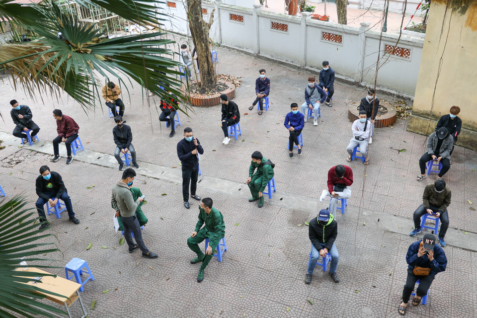 Tại điểm xét nghiệm của quận Ba Đình, ngay từ sớm 75 tân binh đã có mặt để làm các thủ tục cần thiết. (Ảnh: Minh Sơn/Vietnam+)