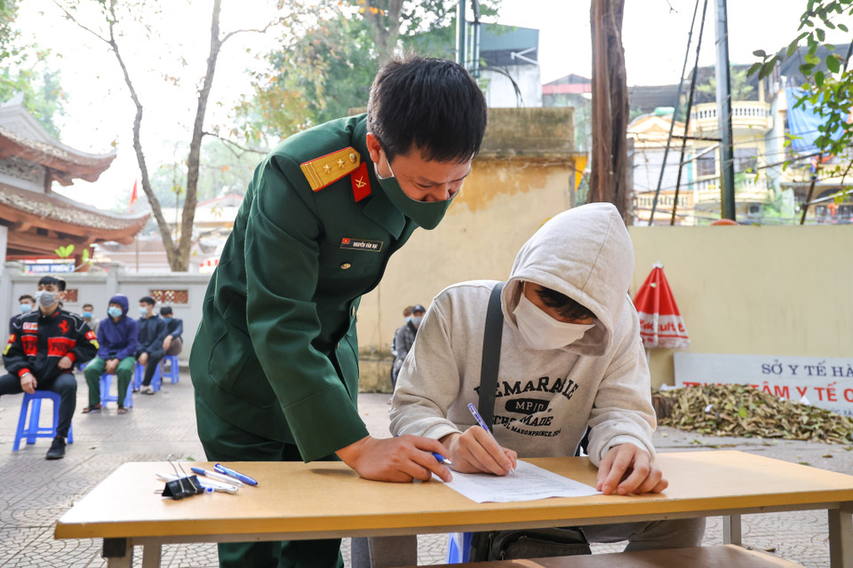 Quận Ba Đình tổ chức xét nghiệm COVID-19 cho 75 tân binh, trong đó có 61 nghĩa vụ quân sự, 14 nghĩa vụ công an. (Ảnh: Minh Sơn/Vietnam+)