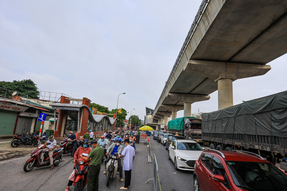 Đường được chia làm 2 làn cho ôtô và các phương tiện còn lại để dễ dàng kiểm soát. (Ảnh: Minh Sơn/Vietnam+)