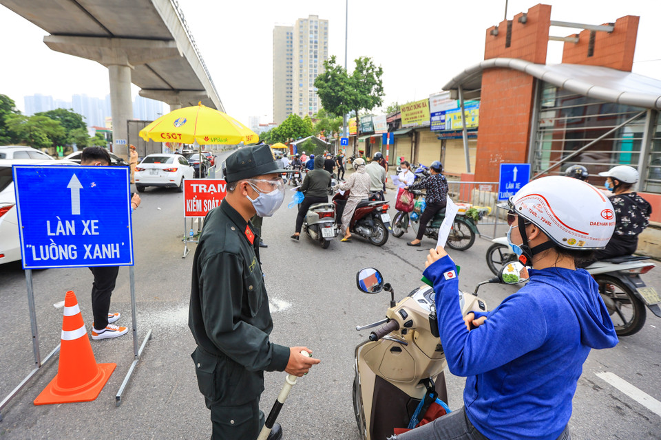 Có 9 chốt loại 2 đặt tại vị trí có mật độ giao thông trung bình do Ủy ban Nhân dân các quận, huyện quản lý và lực lượng công an cùng cấp phối hợp với các đơn vị liên quan triển khai nhân lực tham gia kiểm soát; mỗi chốt sẽ chia làm 4 ca, mỗi ca 9 cán bộ, trực 24/24h. (Ảnh: Minh Sơn/Vietnam+)