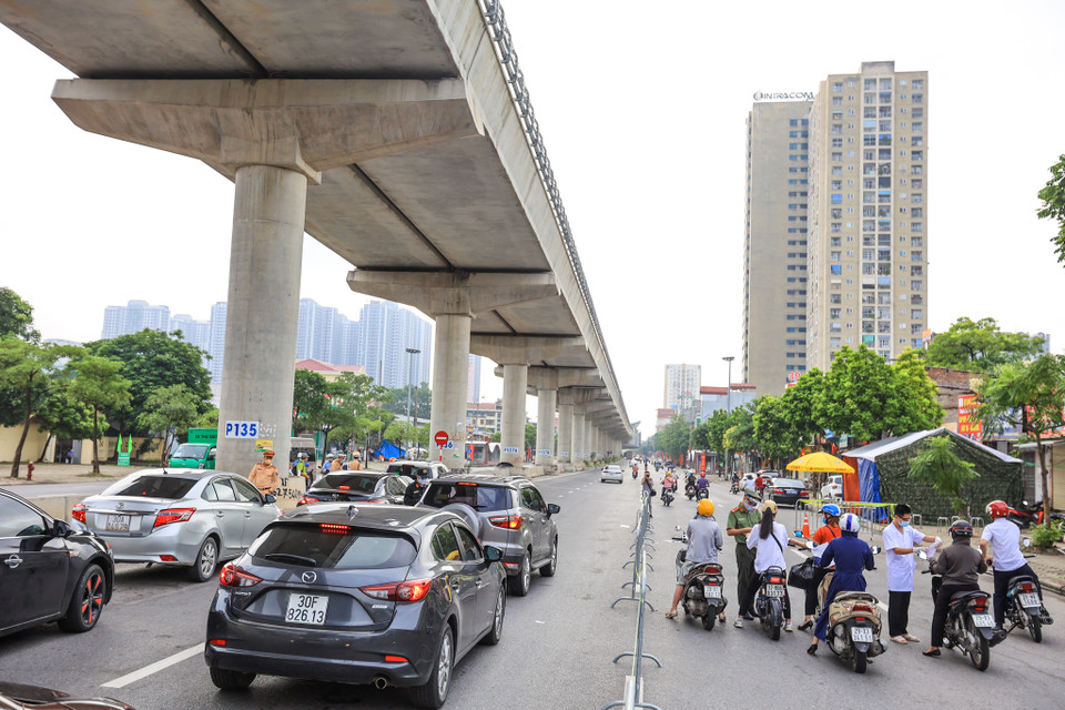 9 chốt loại 3 đặt tại vị trí có mật độ giao thông thấp do Ủy ban Nhân dân xã, phường, thị trấn quản lý; công an cùng cấp phối hợp với các đơn vị liên quan tham gia kiểm soát; mỗi chốt chia làm 4 ca, mỗi ca 4 cán bộ trực, chốt trưởng do công an đảm nhiệm. (Ảnh: Minh Sơn/Vietnam+)