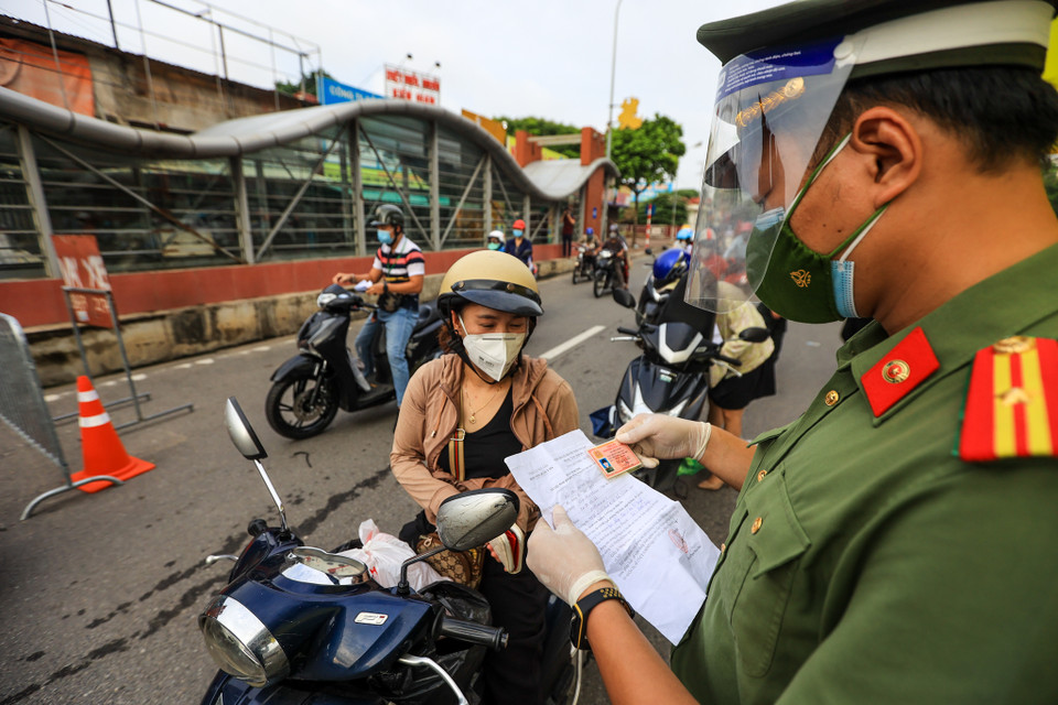 Trước đó, theo kế hoạch của Công an thành phố Hà Nội, các ban, ngành liên quan tổ chức lập 39 chốt để kiểm soát chặt tất cả người và phương tiện được vào, ra phân vùng 1; bảo đảm an ninh, trật tự; hướng dẫn, phân luồng giao thông. (Ảnh: Minh Sơn/Vietnam+)