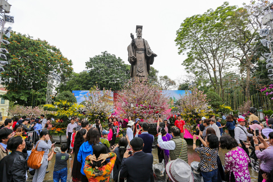 So với sự chuẩn bị lễ hội hoa anh đào năm ngoái thì năm nay, lễ hội hoa anh đào 2018 được đầu tư quy mô hơn với khoảng 50 cây và hàng nghìn cành hoa anh đào khoe sắc tại vườn hoa Lý Thái Tổ (Hà Nội). (Ảnh: Minh Sơn/Vietnam+)