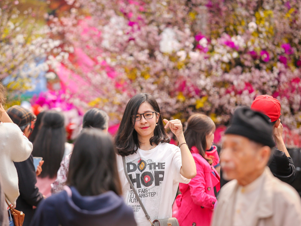 Nhiều bạn trẻ đã tranh thủ đến lễ hội để ghi lại những bức ảnh ưng ý nhất. (Ảnh: Minh Sơn/Vietnam+)