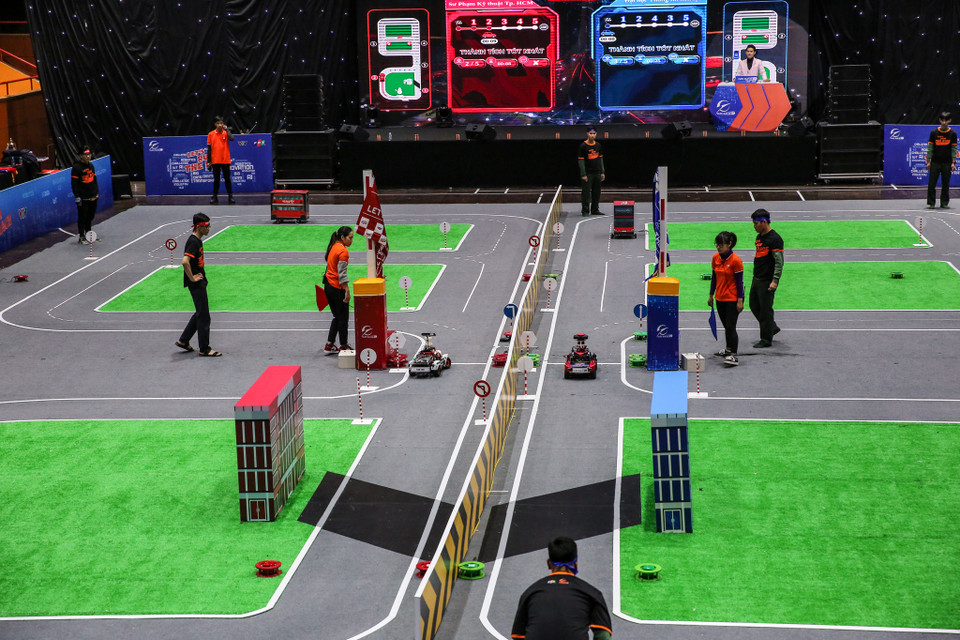 Cuộc thi năm nay cũng hội tụ những xu hướng công nghệ mới nhất thông qua bài toán xe tự hành. Với cộng đồng yêu công nghệ, việc ứng dụng AI, Machine Learning vào trong bài toán thực tế, với tốc độ, sự chính xác và chiến lược thật sự là một đề bài hóc búa. (Ảnh: Minh Sơn/Vietnam)